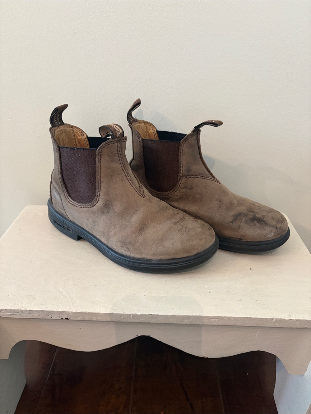 Blundstone Kids/Jr. Brown Suede Chelsea Boots
